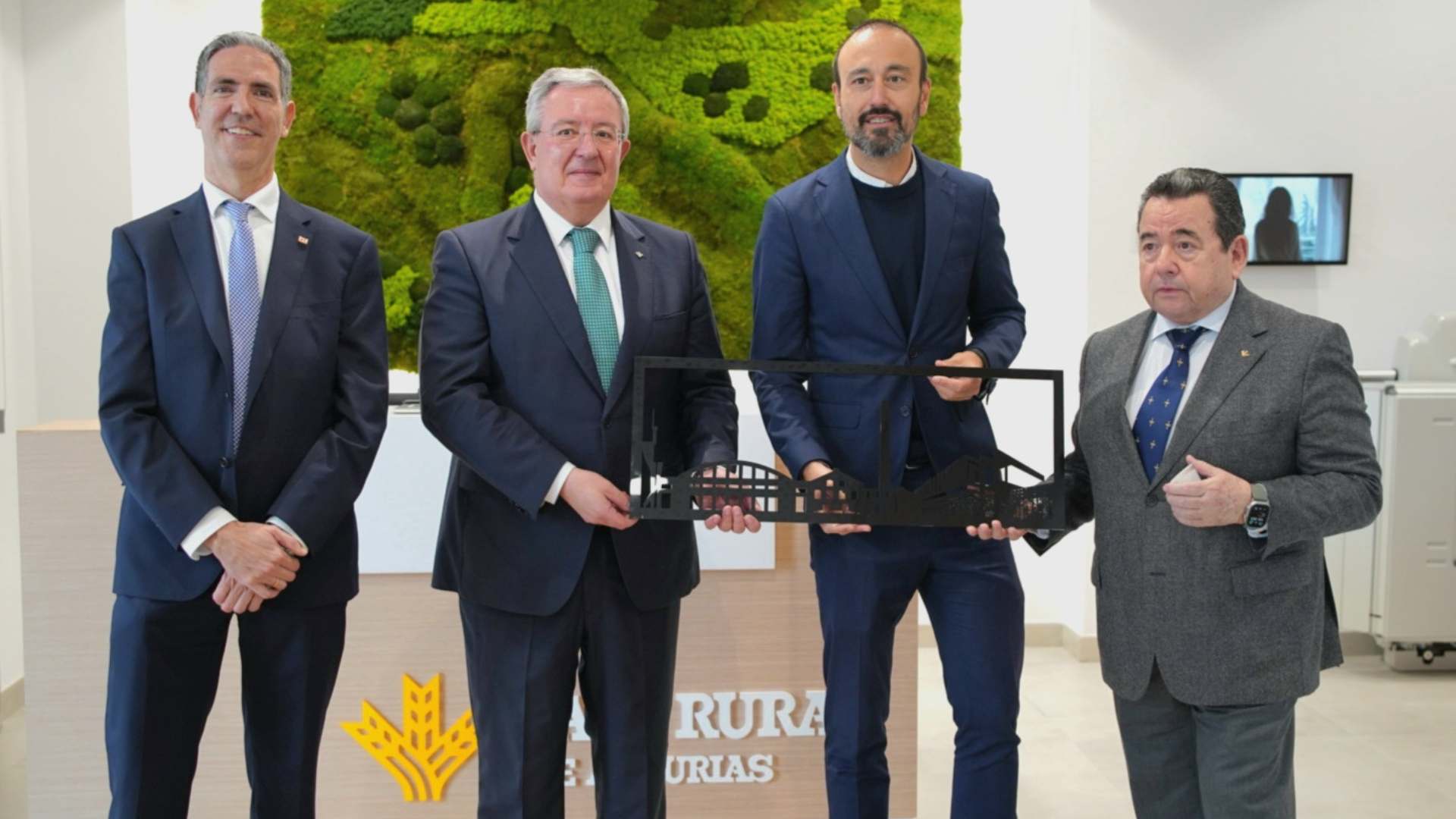 ? (De izda. a dcha.) | Carlos Augusto Carrasco, presidente Cámara  de Comercio de Torrelavega; Antonio Romero, director general de Caja Rural de Asturias;  Javier López, alcalde de Torrelavega, y Fernando Martínez, presidente de Caja Rural de Asturias.
