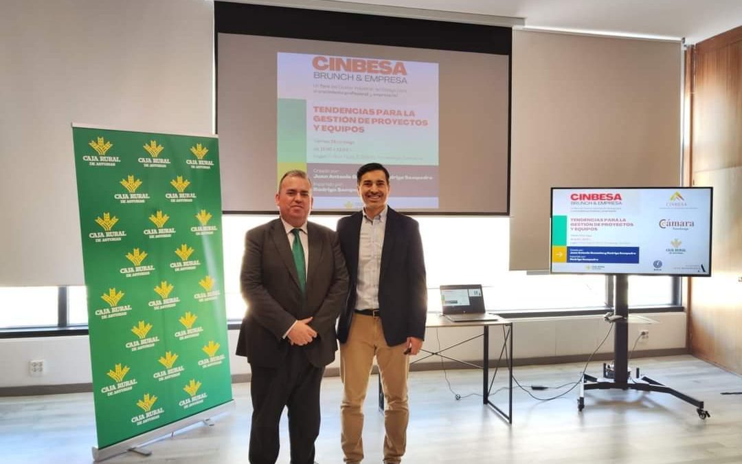 ? (De izq. a dcha.) | Iván Rodríguez, director de la Oficina de Caja Rural de Asturias, y Rodrigo Sampedro, ponente de la jornada.