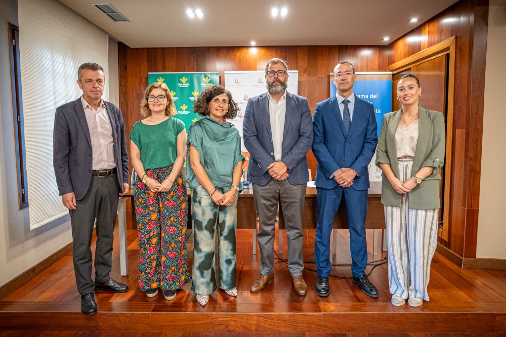 ? De izda. a dcha. | Jaime Fernández Cuesta, responsable del Área de Nuevo Conocimiento, Transferencia e Innovación de la Agencia Sekuens; Itziar de la Villa, responsable del área de fondos europeos en Llana Consultores; Mauro Rodríguez, Jefe de la Sección de Reactivación y Transición Energética de la Dirección General de Energía y Minería del Principado de Asturias; Pilar Martínez Antuña, CEO de Llana Consultores; Miguel Ángel Traverso; director de Empresas de Caja Rural de Asturias, y Alba Rodríguez, responsable de Financiación Especializada de Caja Rural de Asturias.