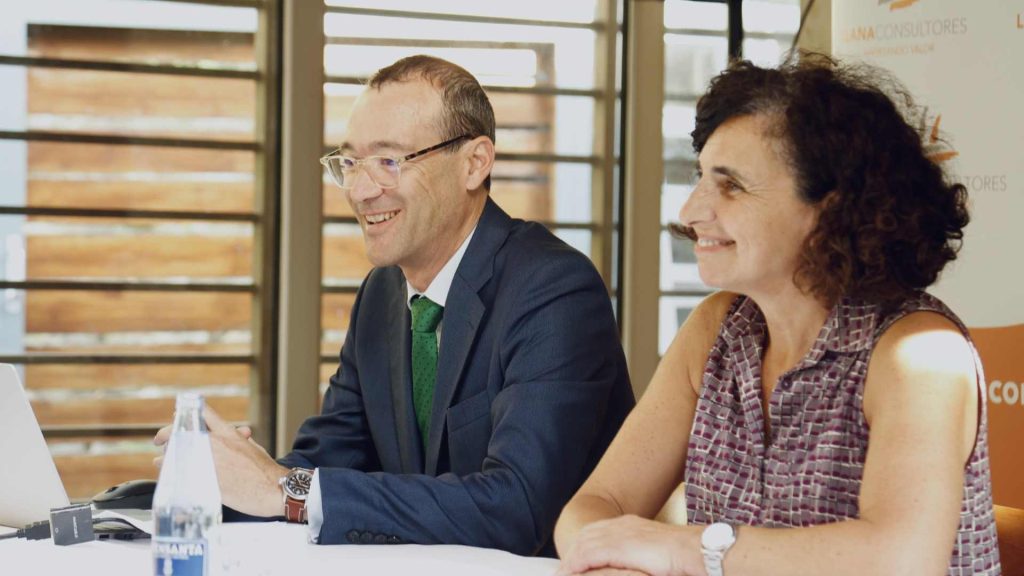 ? | Miguel Ángel Traverso, director de empresas de Caja Rural de Asturias, y Pilar Martínez, CEO de Llana Consultores