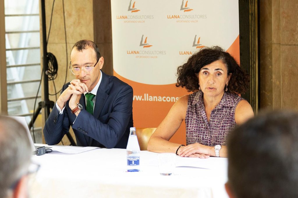 ? De izda. a dcha. | Miguel Ángel Traverso, director de Empresas de Caja Rural de Asturias, y Pilar Martínez Antuña, CEO de Llana Consultores.
