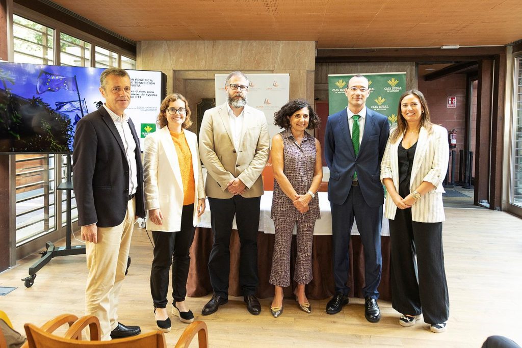 ? De izda. a dcha. | Jaime Fernández Cuesta, responsable del Área de Nuevo Conocimiento, Transferencia e Innovación de la Agencia Sekuens; Itziar de la Villa, responsable del área de fondos europeos en Llana Consultores; Mauro Rodríguez, Jefe de la Sección de Reactivación y Transición Energética de la Dirección General de Energía y Minería del Principado de Asturias; Pilar Martínez Antuña, CEO de Llana Consultores; Miguel Ángel Traverso; director de Empresas de Caja Rural de Asturias, y Alba Rodríguez, responsable de Financiación Especializada de Caja Rural de Asturias.