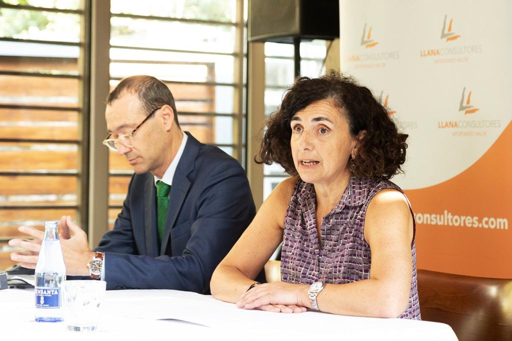 ? De izda. a dcha. | Miguel Ángel Traverso, director de Empresas de Caja Rural de Asturias, y Pilar Martínez Antuña, CEO de Llana Consultores.