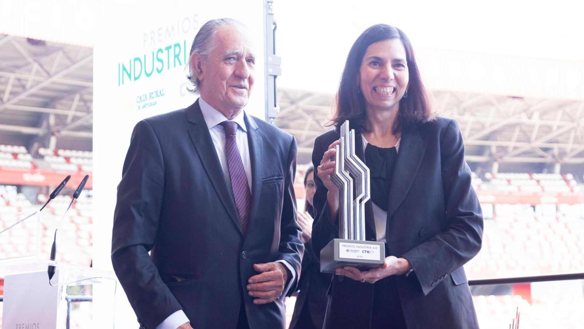 📷  Mª Angeles Vicente, CIO de Alsa, recogió el galardón de manos de Roberto Paraja, presidente de CTIC