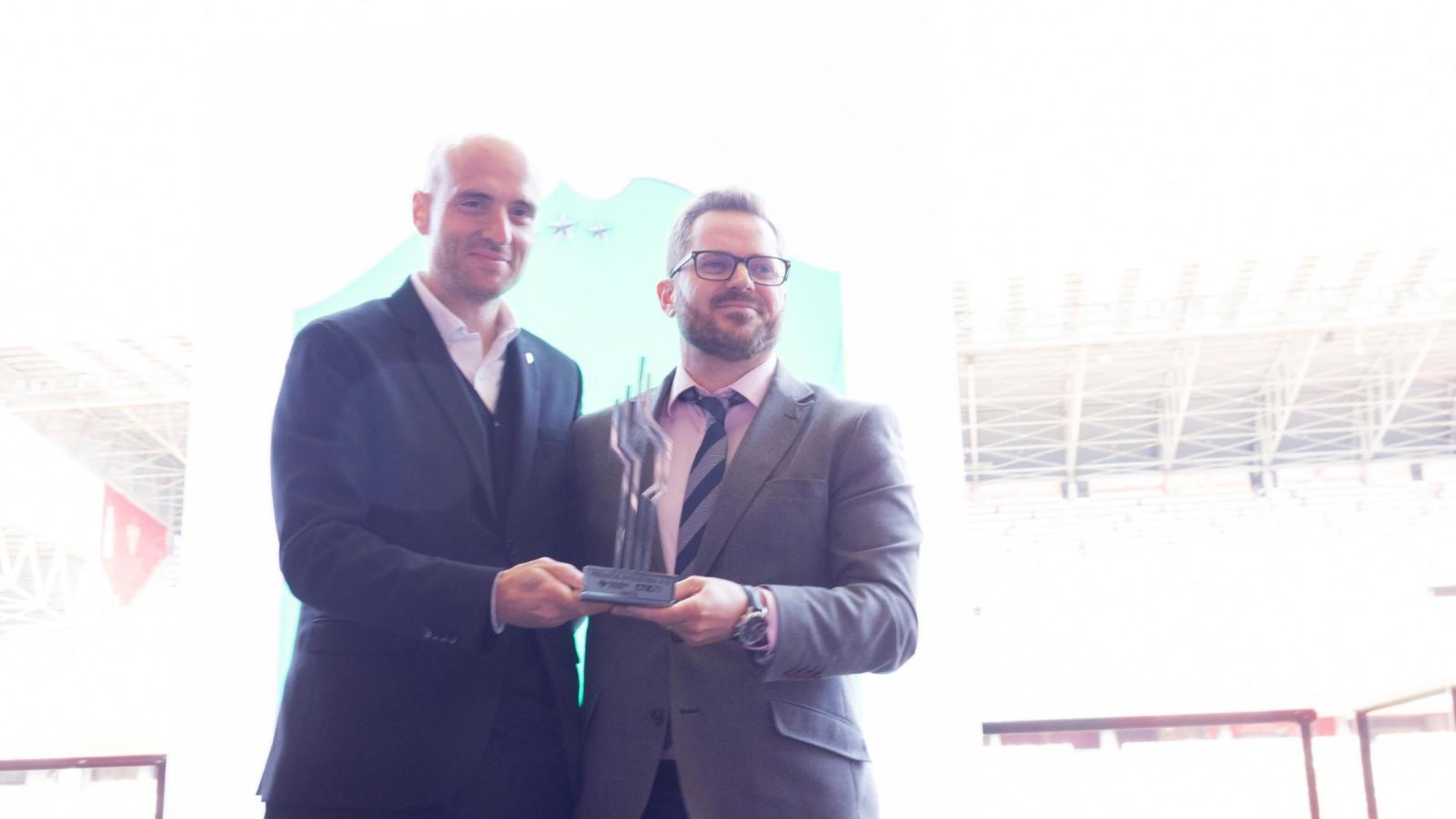 📷 De izq. a dcha |  David Guerra, presidente de Real Sporting de Gijón, entrega a Rubén Fernández Álvarez, cofundador y CEO de Ewala, la mención especial del jurado.