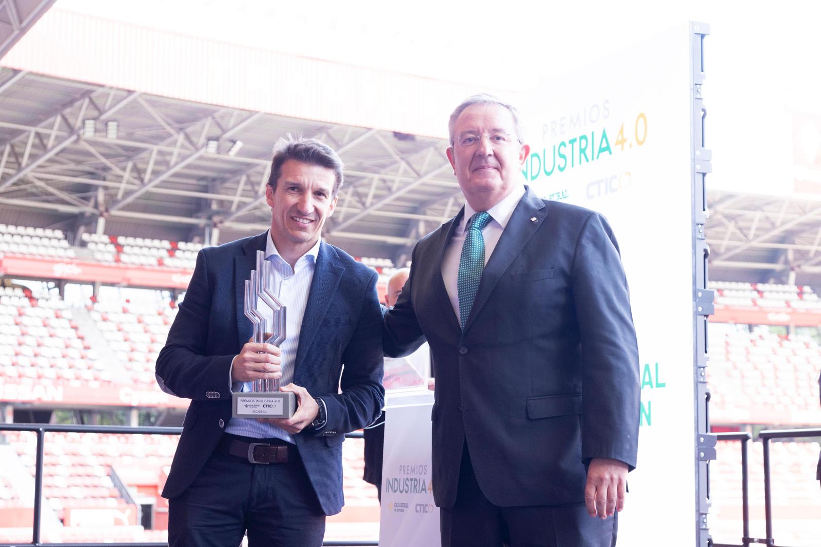 📷 David Álvarez, director técnico de Excade, recogiendo el galardón con Antonio Romero, director general de Caja Rural de Asturias.