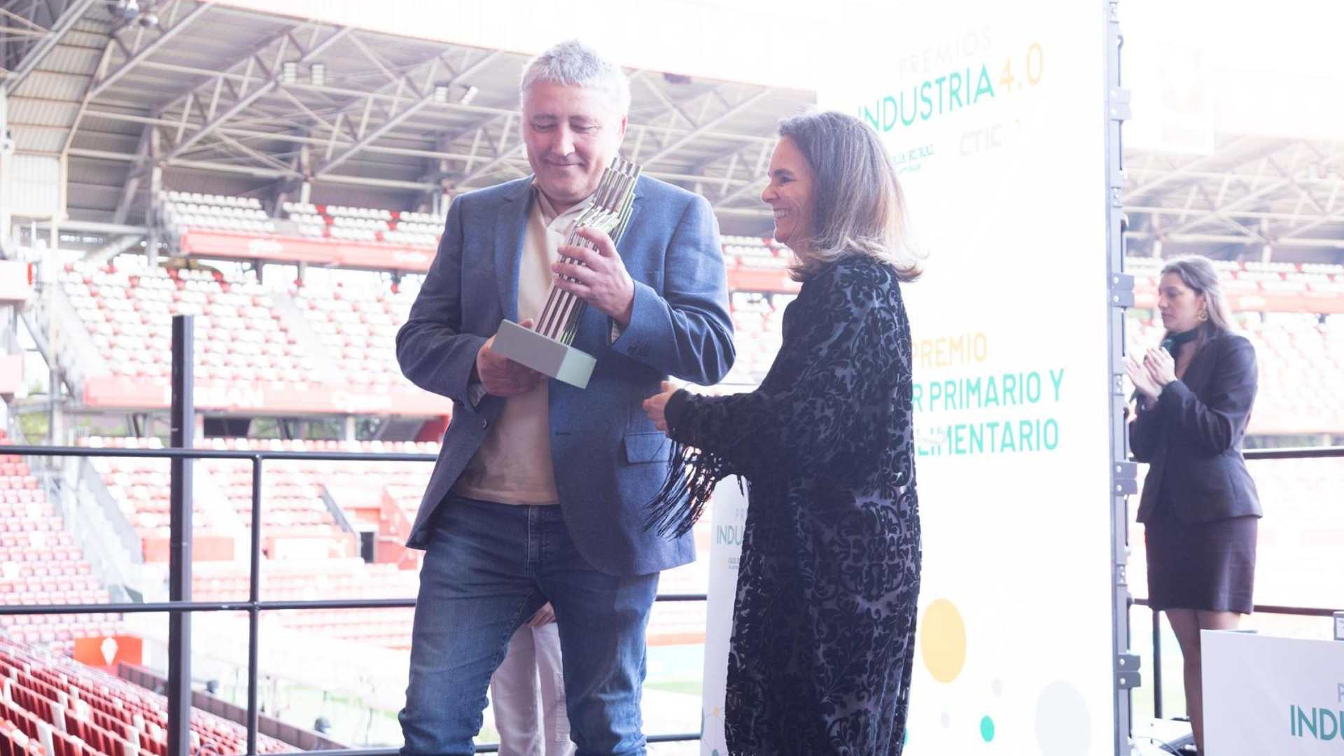 📷 José Manuel Díaz Cuervo, CEO de Medioambiental Valledor, recibe el galardón de manos de  Inés Suárez, directora de la Escuela Politécnica de Ingeniería de Gijón y presidenta del jurado.