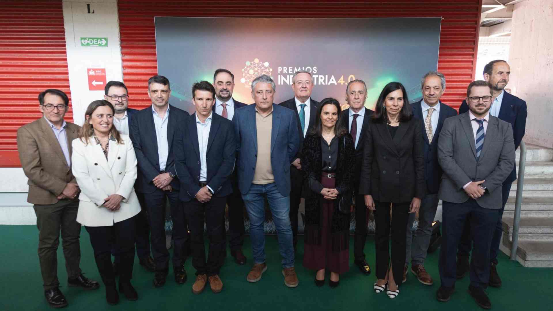 📷 Galardonados con los miembros del jurado | De izq. a dcha: Ángel González, director de El Comercio; María Clavo, presidenta de FADE; Gonzalo Peón, director de La Nueva España; viceconsejero de Industria, Juan Carlos Campo; David Álvarez, director técnico de Excade; Pablo Coca, director general de CTIC Centro Tecnológico; José Manuel Díaz Cuervo, CEO de Medioambiental Valledor; Antonio Romero, director general de Caja Rural de Asturias; Inés Suárez, directora EPI y presidenta Jurado; Roberto Paraja, presidente CTIC; María Ángeles Vicente, CIO de ALSA;  Juan Majada, director general CETEMAS; Rubén Fernández, CEO de Ewala IT Services; Juan Díaz, director general Asincar.