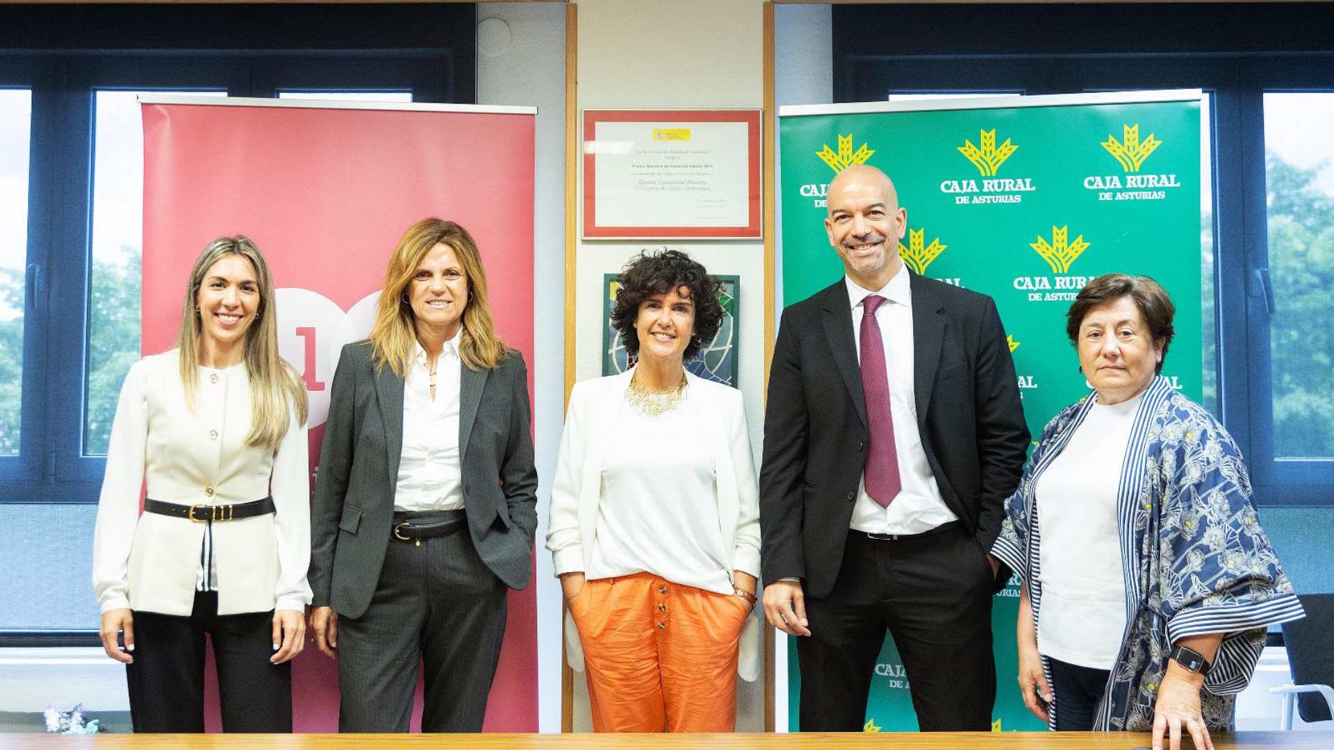 📷 De izqda. a dcha.| Raquel Bernaldo de Quirós, responsable de Autónomos y Profesionales; Magali Costales, responsable de Institucionales; Sara Menéndez, presidenta de la Unión de Comerciantes, y Mariano Espín, director Comercial de Caja Rural de Asturias.