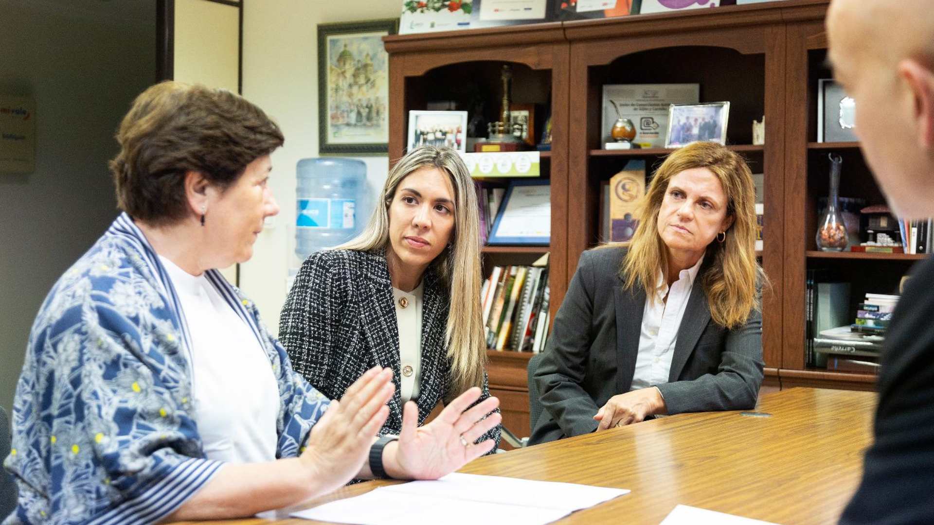 📷 De izqda. a dcha.| Carmen Moreno, gerente de la Unión de Comerciantes; Raquel Bernaldo de Quirós, responsable de profesionales y autónomos de Caja Rural de Asturias, y Magali Costales, responsable de instituciones de la entidad.