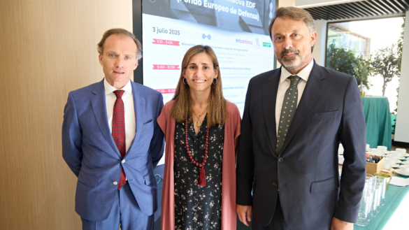 📸 De izq. a dcha.| Pedro J. Carrillo, CEO de Grupo Metalia; Cristina Rehberger, directora de InfoDefensa, y Rafael González, subdirector general de Caja Rural de Asturias