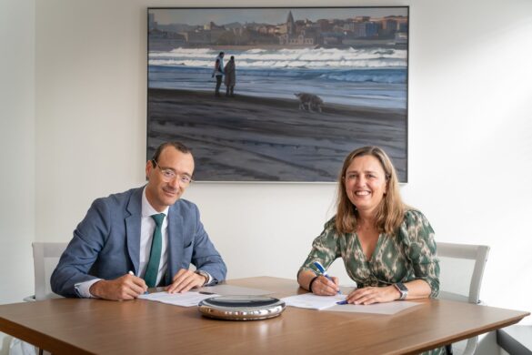 María Calvo, presidenta de FADE, y Miguel Ángel Traverso, director de Empresas de Caja Rural de Asturias
