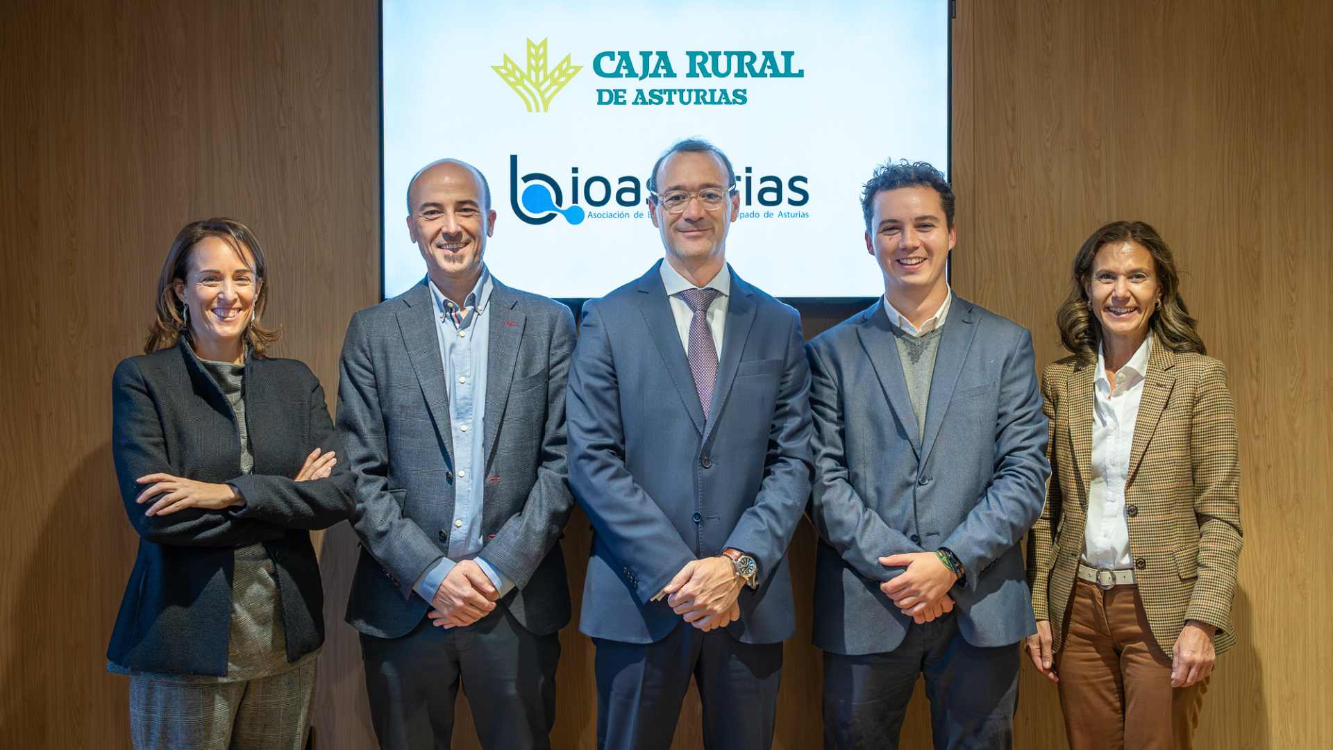 📸 De izq. a dcha | Beatriz Álvarez, responsable de Negocio Internacional de Caja Rural de Asturias; ablo Fanjul, presidente de Bioasturias; Miguel Ángel Traverso, director de Empresas de Caja Rural de Asturias; Mateo Tuñón, gerente de la Asociación, y Liliana Valdés, responsable de Instituciones en nuestra entidad.